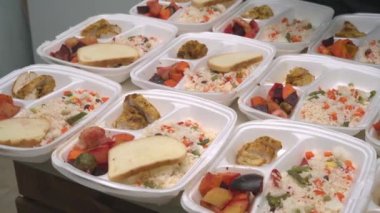 Tek kullanımlık beslenme çantası ve sıcak yemek. İnsani yardım