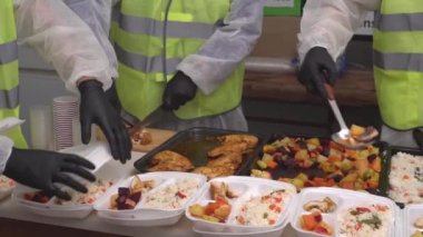 Bir grup gönüllü, Ukraynalı mülteciler ve insani yardım konsepti için bağış topluyor. Mülteciler, muhtaçlar ve yoksullar için ücretsiz gıda dağıtım kampı sırasında gönüllüler