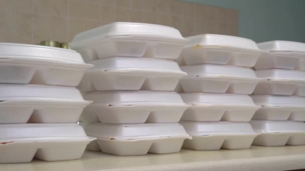 Oekraïne Humanitaire hulp, Lunchdozen met voedsel. Groep vrijwilligers verzamelt donaties voor Oekraïense vluchtelingen, humanitaire hulpconcept — Stockvideo