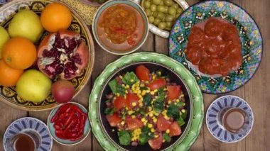 Ramazan Bayramı 'nın kutlaması. Doğu yemekleri, kuzu yemekleri, hurma ve şekerlerle dolu Ramazan bayramı masası. Üst görünüm