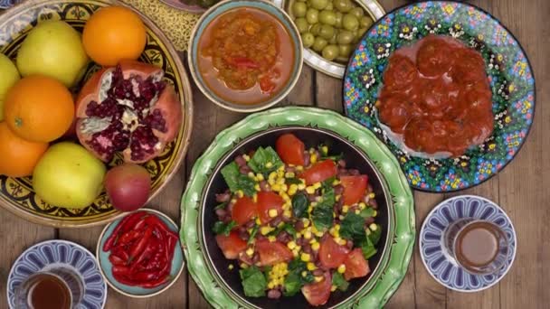 Celebração de Eid al-Fitr. Mesa festiva do Ramadã com comida oriental, pratos de cordeiro, tâmaras e doces. Vista superior — Vídeo de Stock