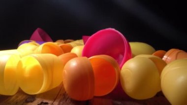 Kinder Yumurta Oyuncak Kutuları. Plastik çöp, çöp, atık kirliliği, geri dönüşüm. Çevresel koruma. Sürdürülebilir yaşam tarzı, atık azaltma, geri dönüşüm. Sıfır atık