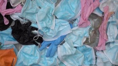 Yüz maskeleri, eldivenler, dezenfektanlar, ıslak mendiller. Koronavirüs salgınına karşı tek kullanımlık koruyucu ekipmanlar. Çevre kirliliği. Covid - 19 çöp atığı