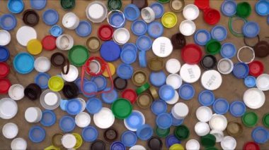 Kullanılmış plastik su şişesi kapakları. Toplama, ayırma, sıralama, geri dönüşüm için plastik atık. Plastik çöp, çöp, atık kirliliği, geri dönüşüm. Sürdürülebilir yaşam tarzı, atık azaltma, sıfır atık