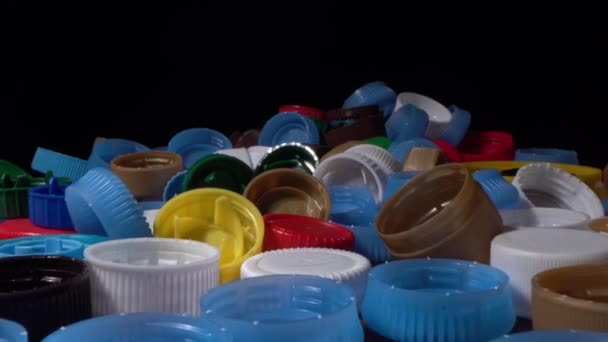 Plastik Botol Caps. Digunakan plastik minum tutup botol dan daun bawang. Polipropilena 5, polietilena. Pengurutan dan daur ulang limbah — Stok Video