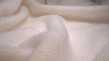 Yumuşak, yumuşak, yün örülmüş bir süveterin dokusu.