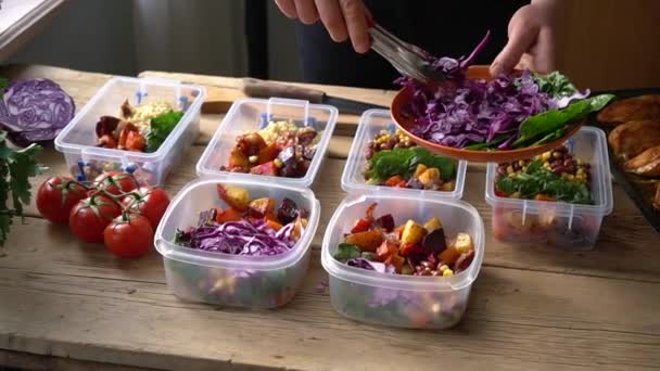 Mehrwegbehälter zum Mitnehmen und Lunchbox. Gesunde heiße Mahlzeit Zubereitung. Hausgemachte vegane Kost. Verpackung eines Zero Waste Lunchs. Spende — Stockvideo