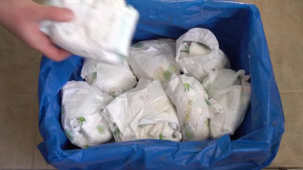 Vuile babyluiers in de vuilnisbak. Verwijderen van gebruikte luiers. Het probleem van de milieuverontreiniging met wegwerpproducten van kunststof. Wegwerpbare luierverontreiniging — Stockvideo