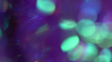Optik illüzyon, prizmadan geçen ışığın kırılması. Moda holografik mavi mor gradyan arkaplan. Işıltılar ve bokeh