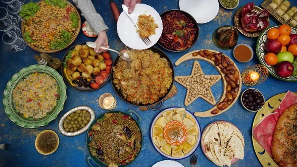 Ramadán Iftar Eid. La familia musulmana cena en casa. Mesa con comida tradicional. Celebraciones de Eid al-Fitr — Foto de Stock
