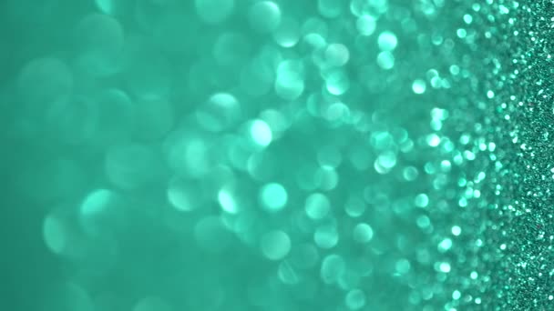 Eid Green Glitter Vertical Background. Holiday lights bokeh, magic christmas lights. Lesklá textura,, létající částice tvoří krásný bokeh. Zářící slavnostní pozadí — Stock video