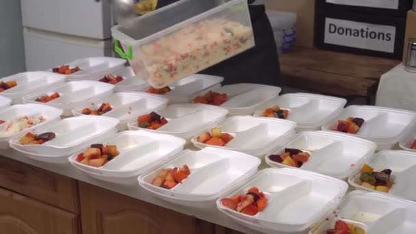 Добровольцы распространяют бесплатную горячую пищу в лагере беженцев с войны на Украине — стоковое видео