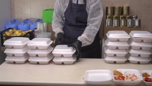 Volontärer delar ut mat till behövande. Livsmedelskris och humanitärt bistånd — Stockvideo