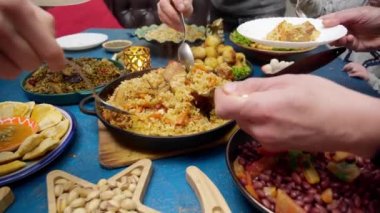 Kurban Bayramı 'nda. Otantik bir Müslüman aile Ramazan ayında birlikte yemek yer. Festival masasında geleneksel sıcak pilav