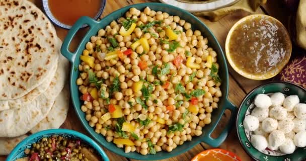 Ciecierzyca z warzywami i ziołami. Tradycyjne dania wegańskie na stole, daty, sosy serowe — Wideo stockowe
