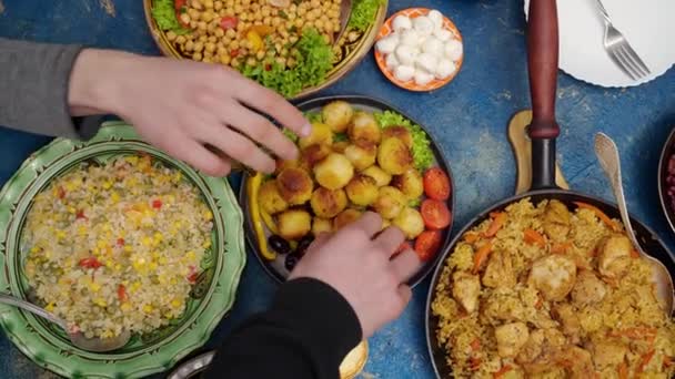 Cena en Ramadán con la familia. Falafel es una bola frita hecha de garbanzos molidos. Comida tradicional de Oriente Medio — Vídeo de stock