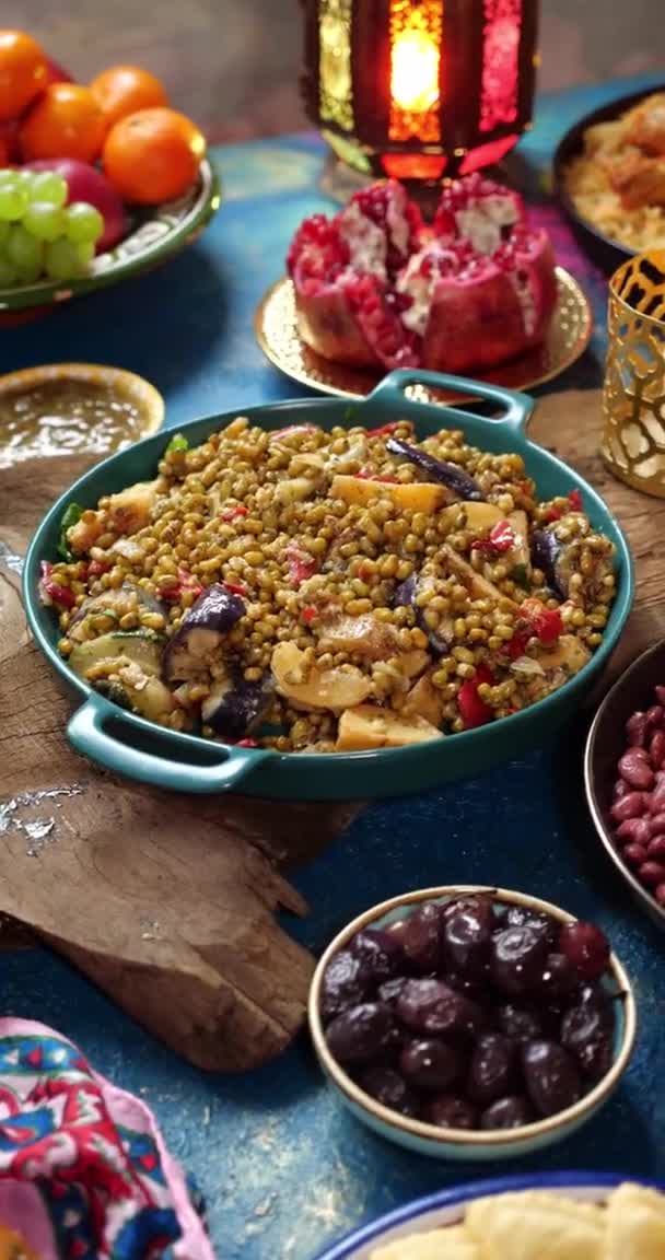 霍尔梅德姆斯埃及法瓦豆配方。斋月花蜜和寿司食品 — 图库视频影像