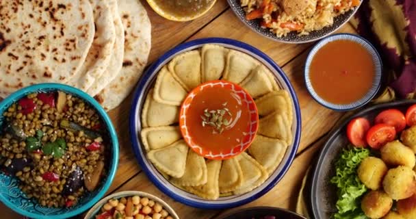 Ramadán dulce postre Atayef. Panqueques de Oriente Medio con relleno de nueces y jarabe. Solo se hacen y sirven durante el mes santo del Ramadán, y realmente se sienten como una celebración — Vídeos de Stock