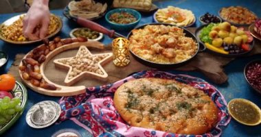 Müslüman insanlar birlikte oruç tutmak için toplanıyorlar. Ramazan ayındaki günlük Müslümanlar, şafak öncesi suhur yemeğinden hemen sonra başlar ve akşam iftar yemeğiyle gün batımıyla biter.