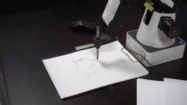 Robot çiziyorum. Robot ressam bir bilgisayarda önceden belirlenmiş yol boyunca bir resim çizer. Küçük ayrıntıların çok doğru çizimi