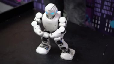 Dans eden robot. Modern bir akıllı robot oyuncağı. Modern teknolojiler kavramı, akıllı makine ve asistanların gelişimi