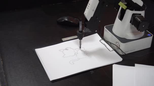 Robot de dibujo. Robot artista dibuja una imagen en la hoja a lo largo de la ruta predeterminada en una computadora. Dibujo muy preciso de pequeños detalles — Vídeo de stock