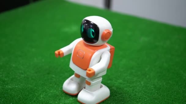 Robot Dancer. Un pequeño robot bailando. Juguetes inteligentes modernos de alta tecnología para niños — Vídeos de Stock