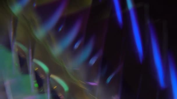 Ilusión óptica, refracción de luz a través de un prisma. Trending holographic blue green purple gradient background. Vigas y bokeh — Vídeos de Stock