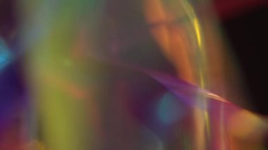 Kristalin içinden geçen ışık gökkuşağı renklerini oluşturur. Holografik olarak bulanık gradyan. Hologram hatası. Soyut hipnotik arkaplan