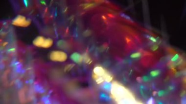 Kristal prizma parlak gökkuşağı renklerinde ışığı kırıyor. Elmas neon mor holografik arkaplan