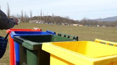 Plastik, metal, kağıt ve cam için geri dönüşüm kutuları. Ailemle evde çöpleri ayıklıyorum.