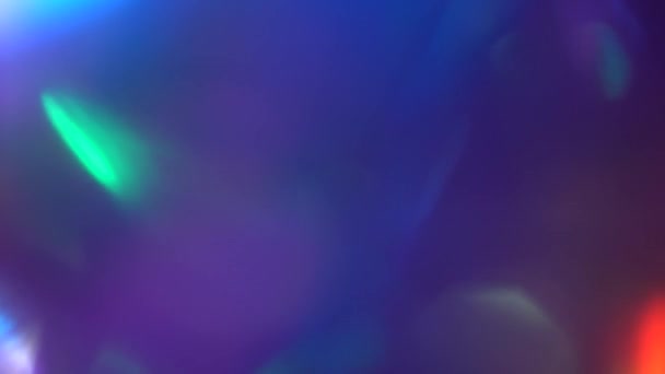 Neón púrpura rosa azul verde neón colores fondo. Superposición multicolor abstracta olográfica, prisma de las fugas de la luz del arco iris, efecto desenfocado, resplandor borroso — Vídeo de stock