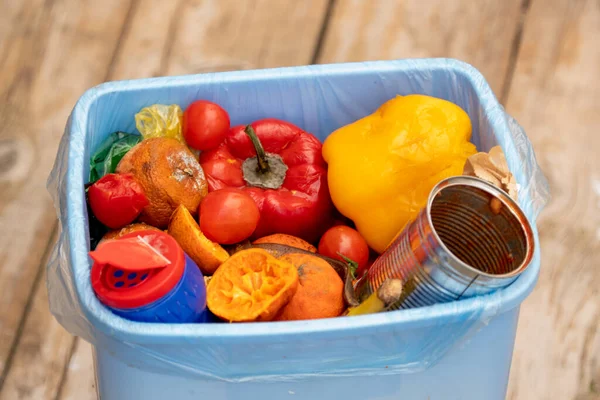 Uneaten frutas y verduras podridas en el cubo de basura. Pérdida de alimentos y desperdicio de alimentos. Reducir el desperdicio de comida en casa — Foto de Stock