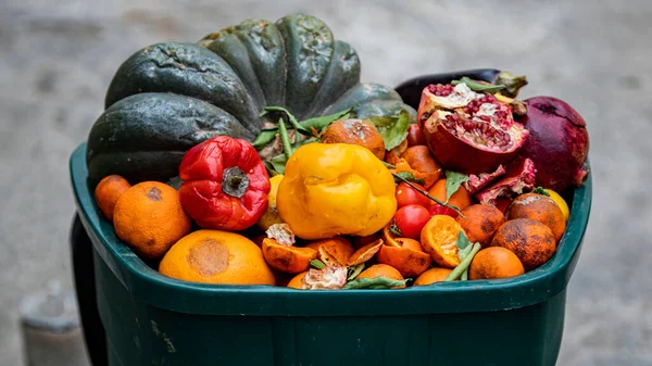Buah-buahan dan sayuran. Kerugian pangan dan Limbah pangan di Pertanian atau pasar — Stok Foto