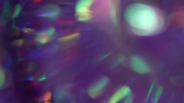 Neon mor gradyanlar holografik arkaplan. Kristal prizma parlak gökkuşağı renklerinde ışığı kırıyor. Optik yanılsama