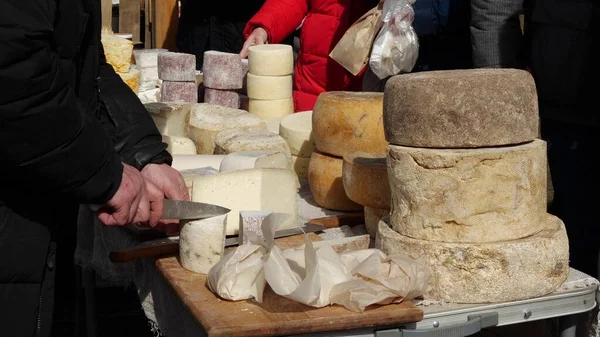 職人チーズを提供する屋台が立ち並ぶ屋外スペースのファーマーズマーケット — ストック写真
