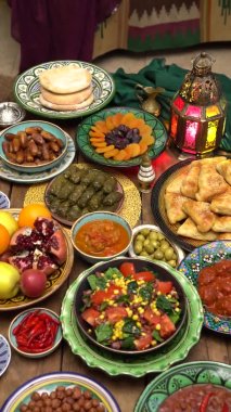 Geleneksel Ramazan yemeği. Bayram mübareği. Geleneksel Orta Doğu mutfağı, akşam yemeği