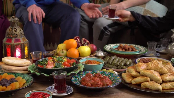 Ramadán iftar, Eid in Islam. Feliz auténtica familia árabe musulmana tener una cena en casa juntos. Fiesta Islámica. Concepto de religión — Foto de Stock