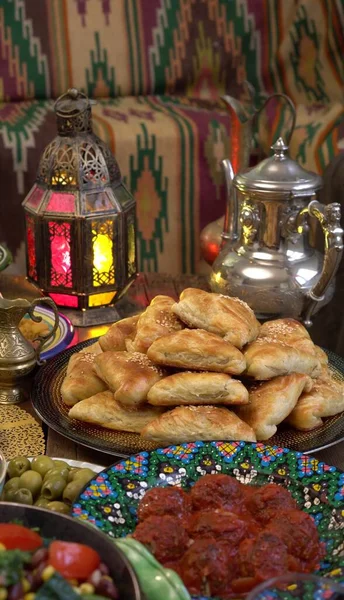 Gli iftar del Ramadan segnano la fine del digiuno. Tavolo islamico festivo con datteri, cibo orientale e dolci. Eid mubarak. Cucina tradizionale mediorientale, cena. — Foto Stock