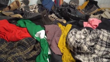 Moda Endüstrisi Çevre, Atık ve Geri Dönüşüm. Bir sürü modası geçmiş giysi ve ayakkabı.