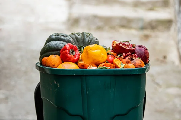 Pérdida de alimentos en la granja o el mercado. Frutas podridas sin vender en la basura. Desechados las frutas y verduras podridas. Reducir el concepto de desperdicio de alimentos — Foto de Stock