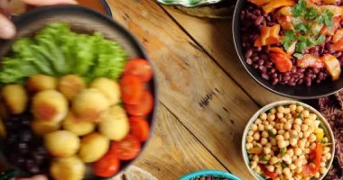 Nohuttan yapılan falafel topları Orta Doğu boyunca yenir ve yaygın bir sokak yiyeceğidir. Kadınların elleri Ramazan boyunca iftar yemeği için masa servisi yapar.