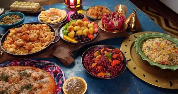 Comida Halal Holiday. Mesa de Iftar durante el mes islámico de Ramadán. Eid mubarak. Gente musulmana reuniéndose para romper su ayuno juntos. — Vídeos de Stock