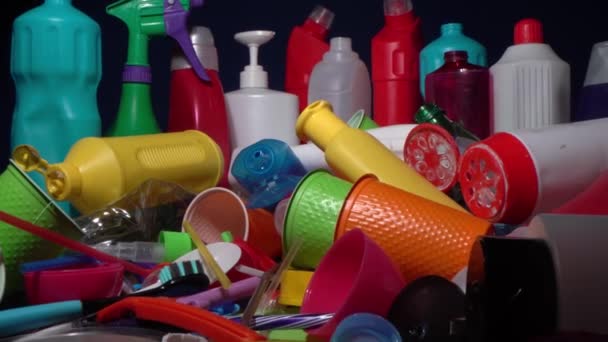 Zanieczyszczenie odpadami z tworzyw sztucznych. Stos plastikowych śmieci, rurek z napojów, jednorazowych zastaw stołowych, napojów spożywczych i opakowań chemikaliów domowych. Recykling tworzyw sztucznych — Wideo stockowe