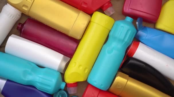 Botellas de plástico HDPE para reciclar. Botellas vacías de limpieza y champú, detergente, productos de belleza — Vídeos de Stock