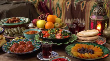Bayram mübareği. Geleneksel Orta Doğu mutfağı, akşam yemeği. Ramazan havanları orucun sonunu işaret ediyor. Tarihi, doğulu yemekleri ve tatlıları olan İslami bayram masası..