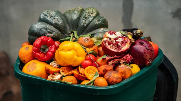 Buah-buahan dan sayuran yang tidak terjual di tempat sampah. Kerugian di ritel, limbah makanan — Stok Foto