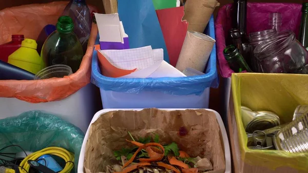Sistema de clasificación de residuos de cocina doméstica. Reciclaje de residuos. Botellas de plástico, papel, cartón, botellas y frascos de vidrio, envases de metal, compost, equipos electrónicos, batería pequeña — Foto de Stock