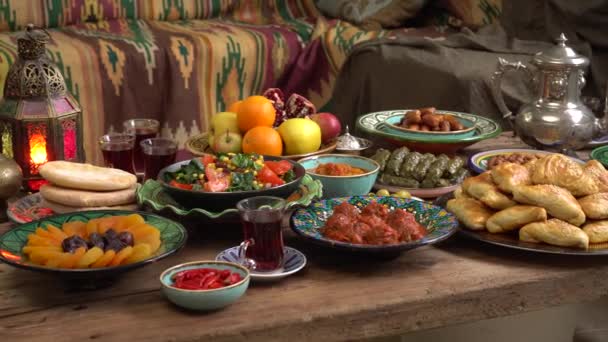 Den islamiska högtiden i Eid ul-Fitr markerar slutet på den islamiska fastan i månaden Ramadan. Traditionell österländsk mat och mat ligger på bordet.. — Stockvideo