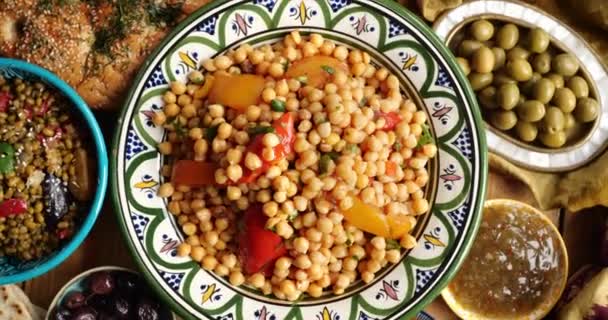 Desayuno de garbanzos Plato tradicional para el suhoor, la comida antes del amanecer durante el Ramadán que es relleno y nutritivo — Vídeos de Stock